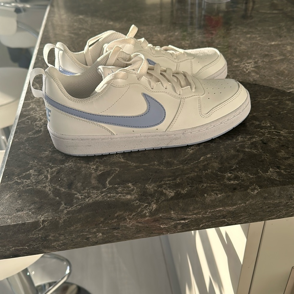 nike court low, white and violet